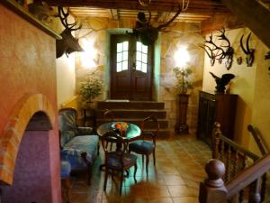 een woonkamer met een tafel en stoelen en een deur bij Zum Alten Pfarrhaus - Blankenburg in Blankenburg