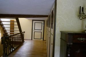 een hal met een deur en een houten vloer bij Zum Alten Pfarrhaus - Blankenburg in Blankenburg