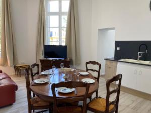 Μια τηλεόραση ή/και κέντρο ψυχαγωγίας στο Gîte de la Tour