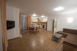 A television and/or entertainment centre at Villas in Complex Trakiyskiy Bryag
