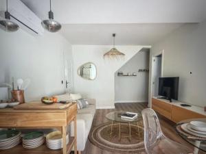 una sala de estar con un sofá y una mesa en Newly renovated apartment in Málaga, en Málaga 3 fotos más