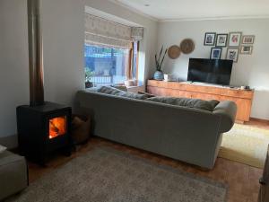 a living room with a couch and a fireplace at Casa full amoblada a pasos Jumbo Los Pablos in Temuco