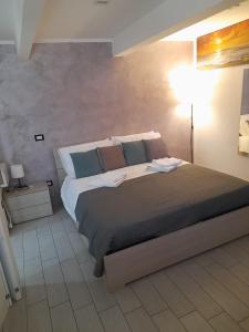 ナポリにあるLa Dimora Di Brunaの部屋の中に大きなベッドがある寝室 +17枚の写真