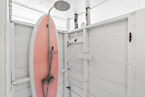 Ένα μπάνιο στο LayLow - Hot Tub, Arcade & Golf +46 φωτογραφίες