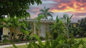 Taman di luar Tropical Escape with Private Heated Pool