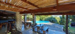 EnkovukeniにあるKingfisher Bush Lodgeの屋外パティオ(テーブル付)、スイミングプール
