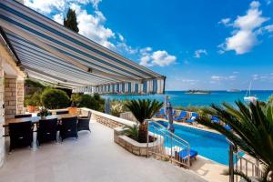 d'une terrasse avec vue sur l'océan. dans l'établissement Beachfront Villa Gradina, à Otočić Ošjak