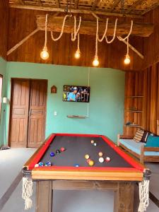 - un billard au milieu d'une pièce dans l'établissement Pousada La Creación, à Praia do Rosa