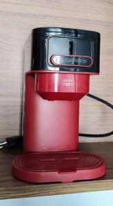 Una licuadora roja con una cámara encima. en 9 Andar - Estilo industrial Moderno e Aconchegante, en Uberlândia