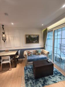 a living room with a couch and a table at Seven seas cote Apartment in Na Jomtien