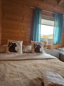 レスコにあるDomek Polna Cisza Bieszczadyのベッドルーム1室(青いカーテン、窓付)