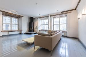 Medieval Old Town Gem with Sauna and Fireplace في تالين: غرفة معيشة مع أريكة وطاولة