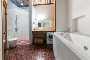 Medieval Old Town Gem with Sauna and Fireplace في تالين: حمام مع حوض ومغسلة وغسالة