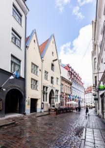Medieval Old Town Gem with Sauna and Fireplace في تالين: شارع بالحصى في مدينة بها مباني
