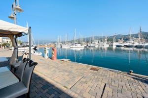 ジェノヴァにあるBenny appartamento 3 CAMERE DA LETTO ad uso ESCLUSIVO Genova Aeroportoの水上のボートが乗るマリーナの景色