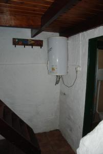 una habitación con un tanque de agua en la pared en Excelente casa de descanso, en Barra de Valizas