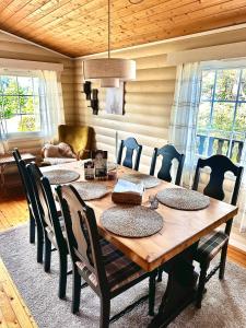 Posezení v ubytování Koselig familiehytte med peis og utsikt nær skiløyper og turterreng