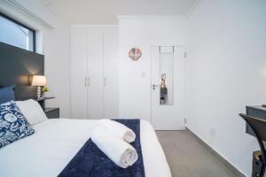 Un pat sau paturi într-o cameră la 244 Ballito Village +18 fotografii