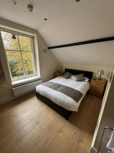 Ένα ή περισσότερα κρεβάτια σε δωμάτιο στο Nether Edge Apartments