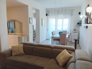 un salon avec un canapé et une table dans l'établissement Appartamento Zaira, à Grosseto