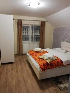 Ένα ή περισσότερα κρεβάτια σε δωμάτιο στο Casa Brănescu