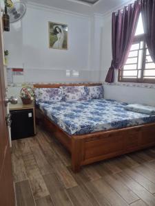 Postel nebo postele na pokoji v ubytování Yến Oanh Motel - window all rooms, Quan 5, Ho Chi Minh City