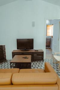 un salon avec un canapé et une télévision à écran plat dans l'établissement Casita Gabriel, à Algodonales