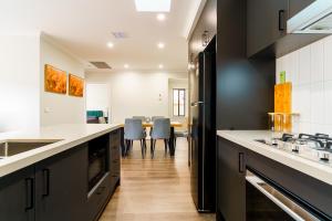 Kuchyň nebo kuchyňský kout v ubytování Contemporary Comfort Brand New Deanside Retreat