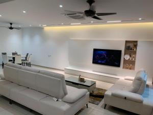 Μια τηλεόραση ή/και κέντρο ψυχαγωγίας στο Js Homestay