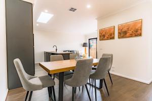 Gallery image of Contemporary Comfort Brand New Deanside Retreat in Caroline Springs +38 photos