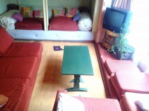 un salon avec un canapé rouge et une table dans l'établissement The Haven 9 - Private group stay in Naivasha, à Munyu