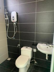 Ένα μπάνιο στο Js Homestay