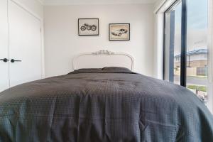 Postel nebo postele na pokoji v ubytování Contemporary Comfort Brand New Deanside Retreat