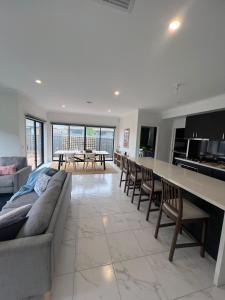 Χώρος καθιστικού στο Home in Rockbank, West Melbourne