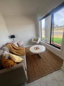 Χώρος καθιστικού στο Home in Rockbank, West Melbourne