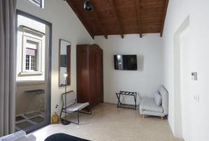 a living room with two chairs and a television at Casa Brumar in Nardò