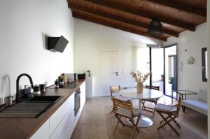a kitchen and living room with a table and chairs at Casa Brumar in Nardò