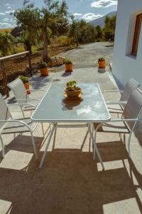 une table et des chaises avec un bol dessus dans l'établissement Casita Gabriel, à Algodonales