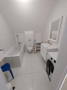 La salle de bains blanche est pourvue d'un lavabo et de toilettes. dans l'établissement Willa Agrestówka z balią na wyłączność, à Milówka 20 autres photos