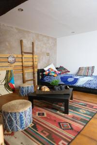 een woonkamer met twee stapelbedden en een tafel bij La Locanda del Pellegrino, Velletri apartment in Velletri