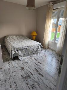 une chambre avec un lit et une fenêtre dans l'établissement Chez celine, à Villieu