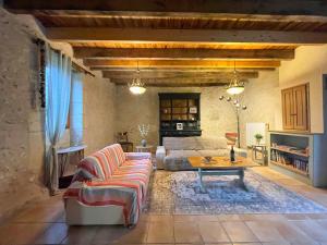 Χώρος καθιστικού στο Airconditioned spacious country house with private swimming pool