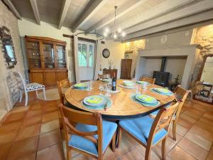 Χώρος καθιστικού στο Airconditioned spacious country house with private swimming pool