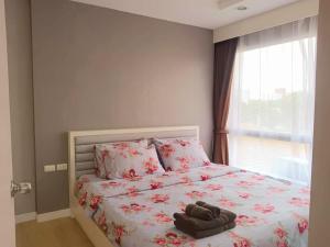 バンバンセーンにあるChic 1BR near WON Beach Bangsaenのベッドとタオル2枚のある寝室 +22枚の写真