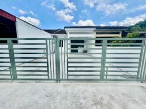 un portail en face d'une maison dans l'établissement Cozyindah11A#7pax#netflix#NearAeonAlma#BukitMertajam, à Bukit Mertajam