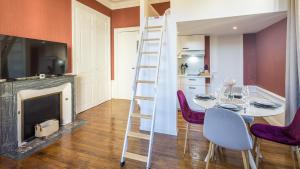 TV a/nebo společenská místnost v ubytování BonAppart 14 - Charme Napoléonien & Confort