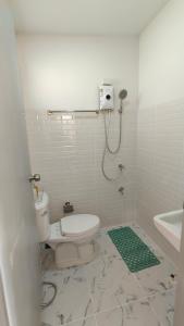 a bathroom with a toilet and a sink and a shower at ทุ่งเศรษฐีโฮมสเตย์แอนด์คาเฟ่ in Chiang Dao