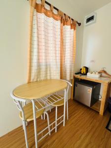 a table and a chair in a room at ทุ่งเศรษฐีโฮมสเตย์แอนด์คาเฟ่ in Chiang Dao