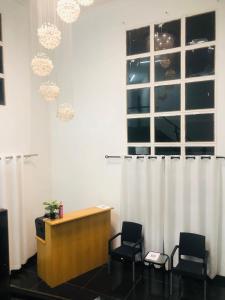 ein Wartezimmer mit zwei Stühlen und einem Fenster in der Unterkunft 2 Seasons Guesthouse East London in East London + 12 Fotos