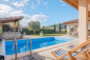 Bazén v ubytování Villa M Vallon Pont d'arc nebo v jeho okolí